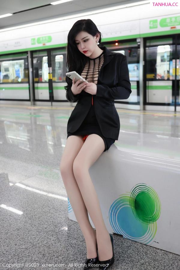 王格 王婉悠 [XiuRen]高清写真图 2023.03.16 No.6421 王婉悠Queen 丝袜OL第13张图片